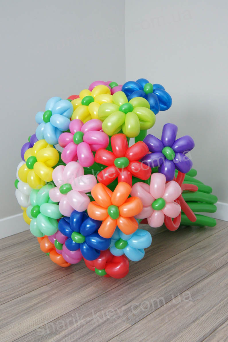 Букет весняних ромашок із повітряних кульок