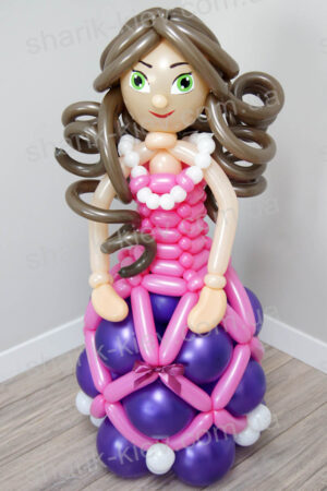 Девочка в платье из воздушных шаров
