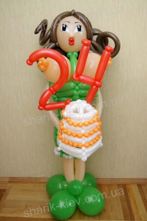 Девушка с тортом из воздушных шаров