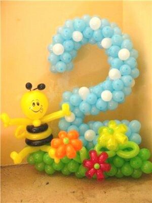 Цифра Двойка с пчелкой из воздушных шаров