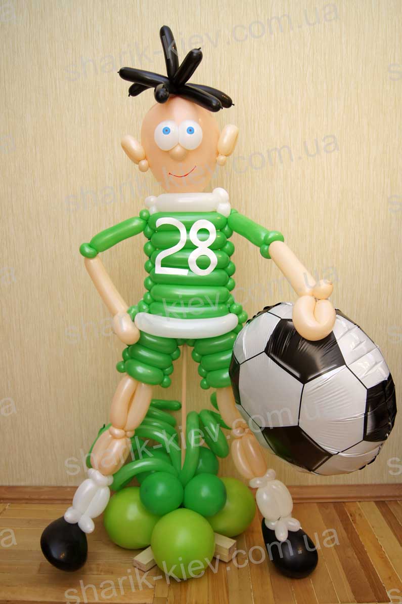 Футболист на подставке из воздушных шаров