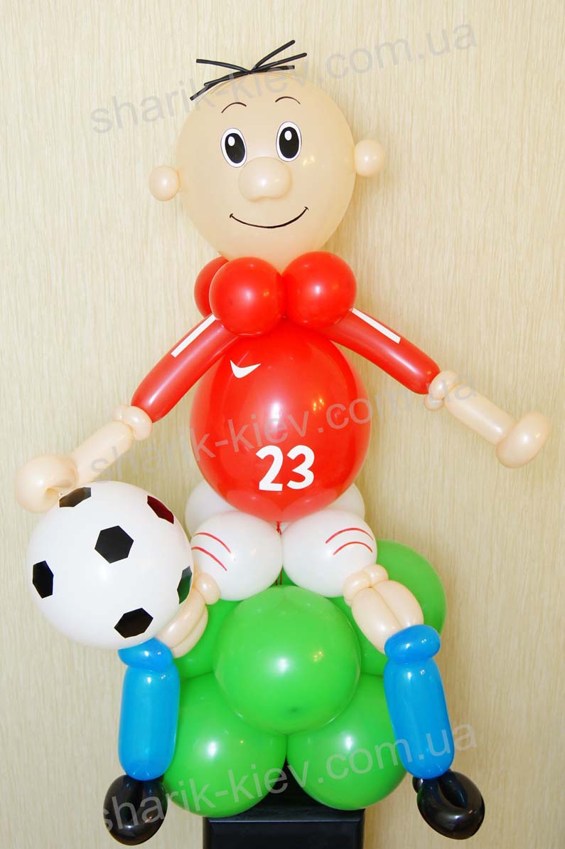 Футболист в красной форме из воздушных шаров