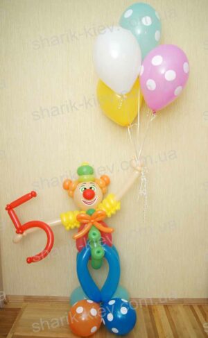 Клоун с шарами из воздушных шаров