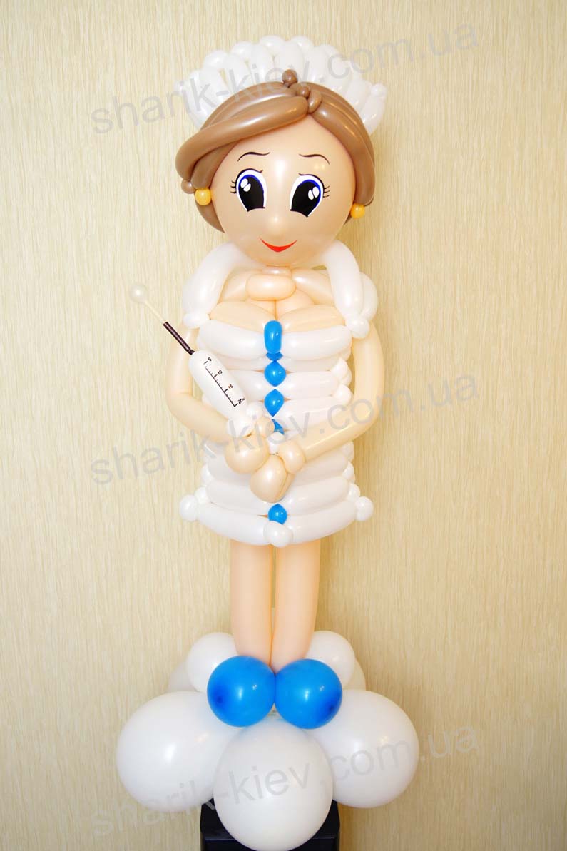 Медсестра со шприцем из воздушных шаров