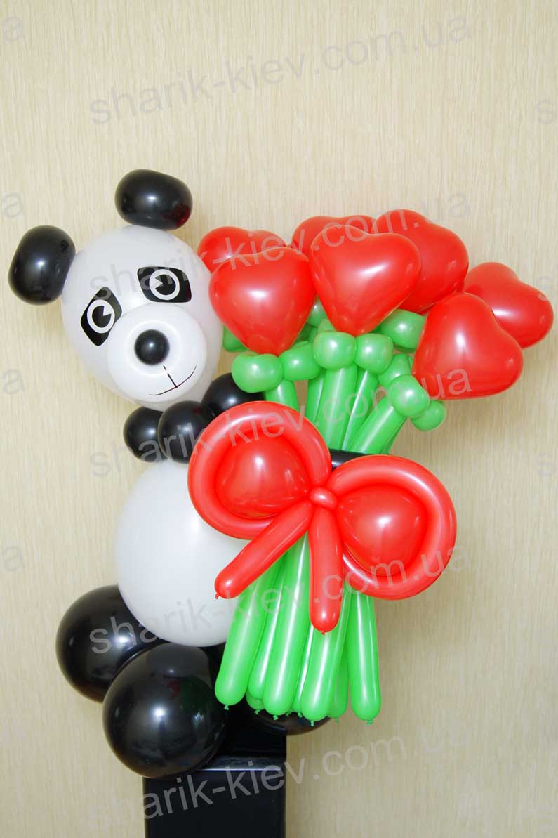 Панда с сердечками из воздушных шаров