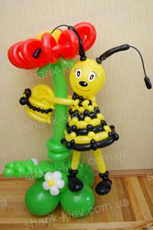 Пчелка с цветком из воздушных шаров