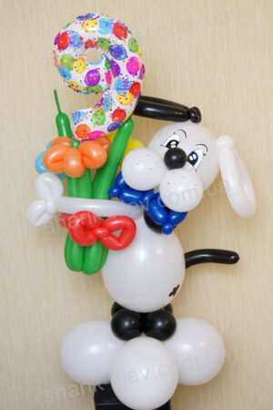 Собачка с букетом и цифрой из воздушных шаров