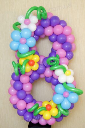 Цифра Восьмерка с цветами из воздушных шаров