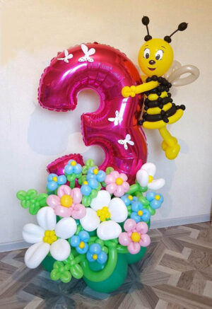 Цифра на подставке Пчелка на полянке из воздушных шаров