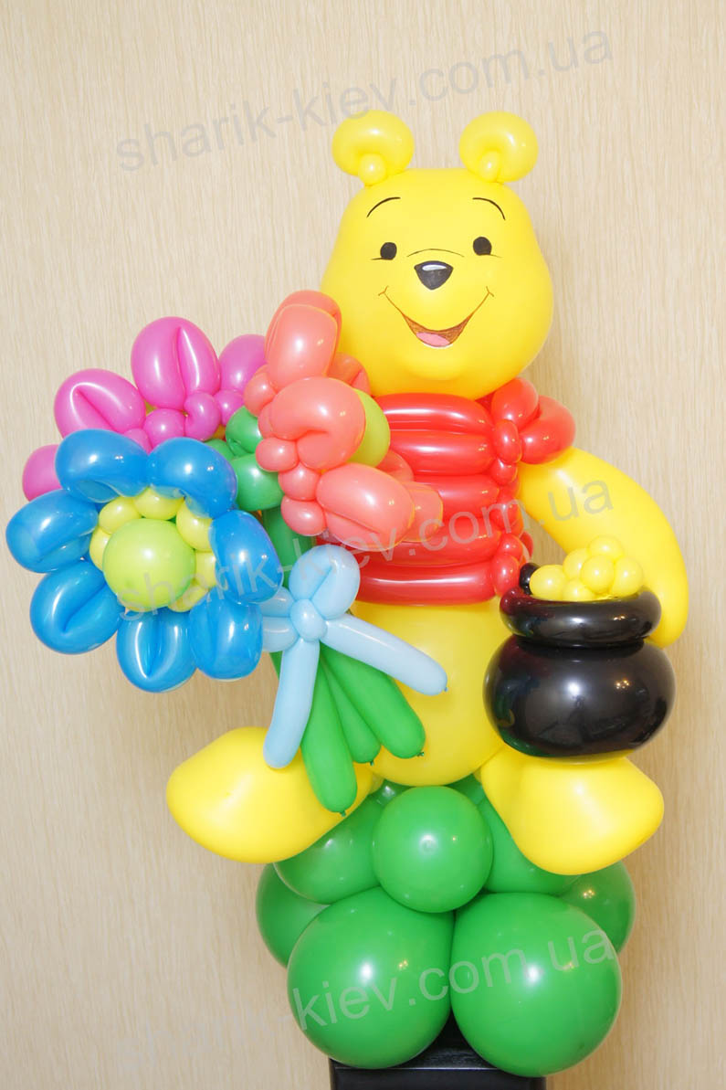 Винни Пух с цветами из воздушных шаров