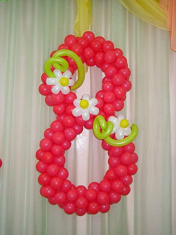 Цифра Восьмерка с ромашками из воздушных шаров